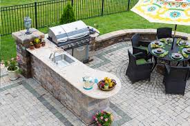 The Benefits of Installing an Outdoor Kitchen